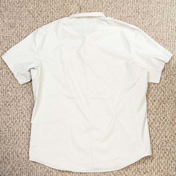 LIKE NEW Lululemon Men’s Airing Easy Short Sleeve Button Down Shirt - Picture 2 of 7